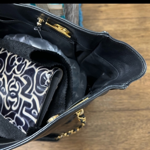 Designer CHANEL Vintage Tote Handbag Authentic!! Not for trade - Picture 2 of 11